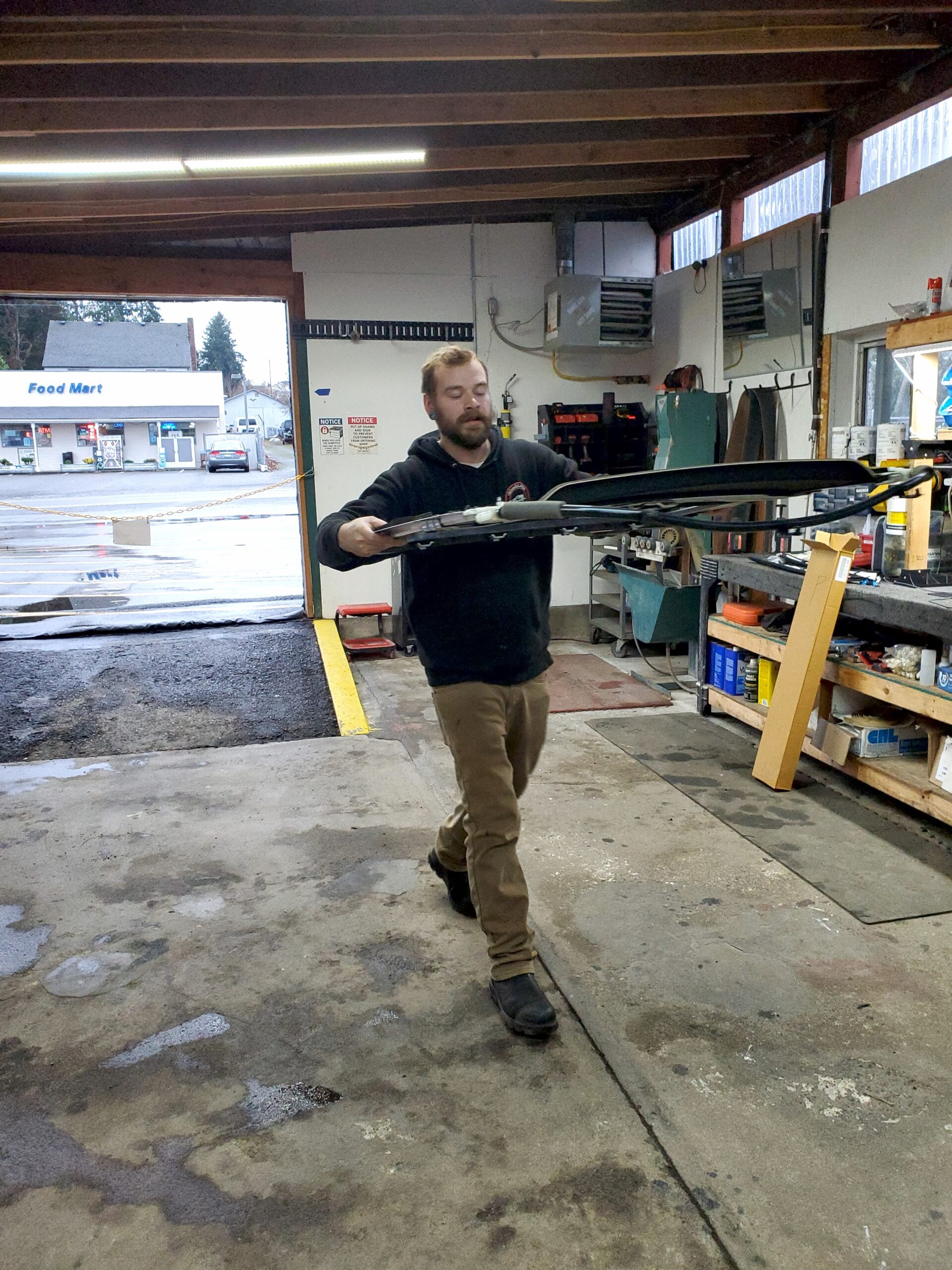 Noah carrying sunroof assembly