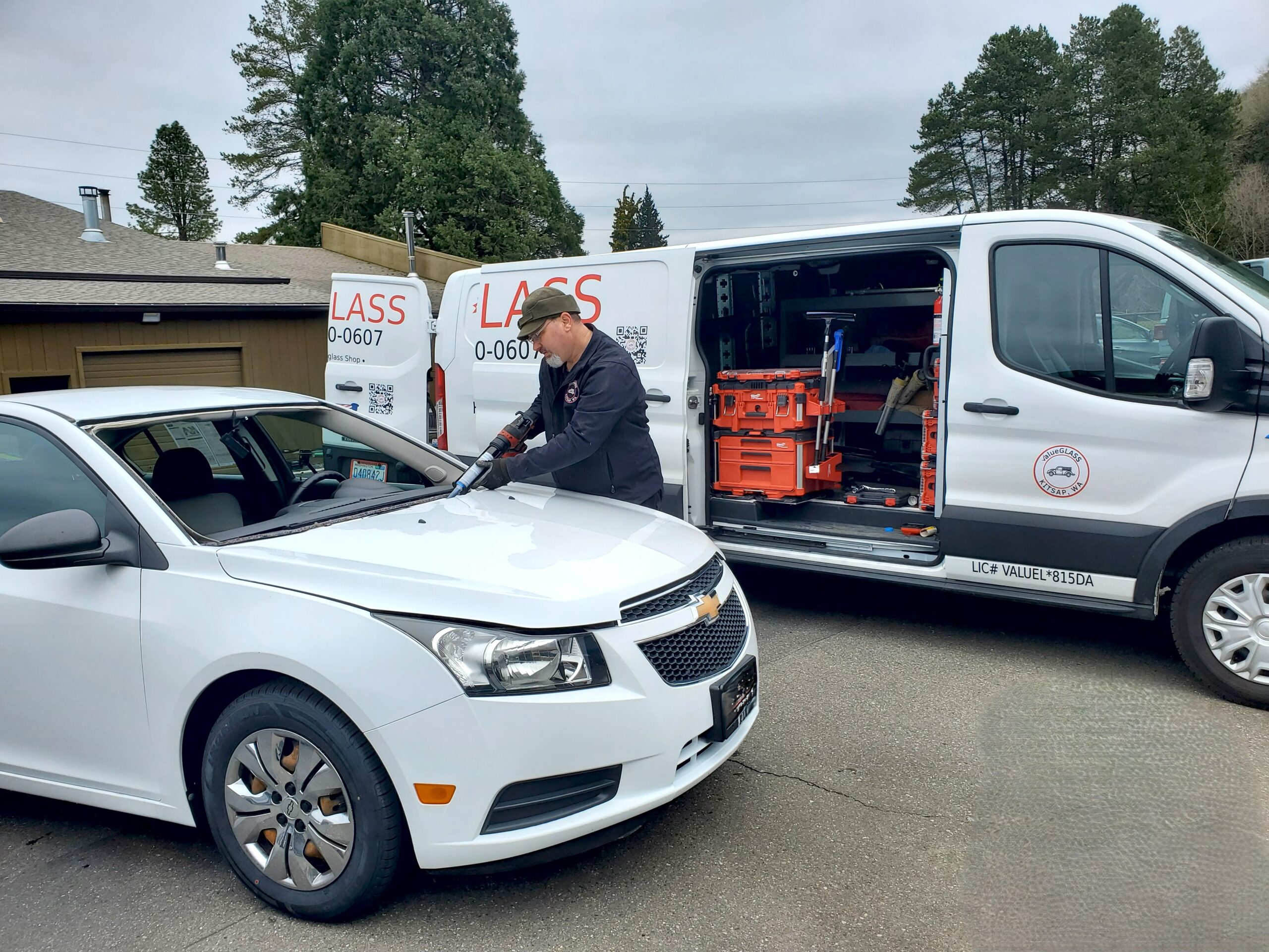 mobile-glass-service-port-orchards Mobile auto glass technician replacing a windshield in Port Orchard